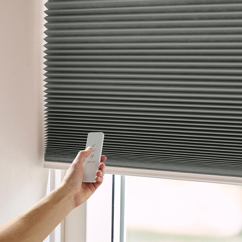 Plisségardin m/motor mørklægning Varm lys grå – Dobbeltlag